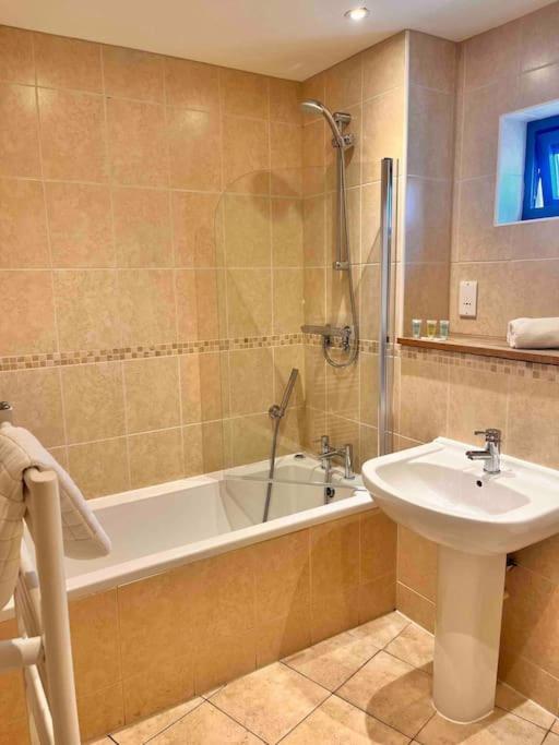 2Bed With Pool & Sea View Apartment New Quay Buitenkant foto